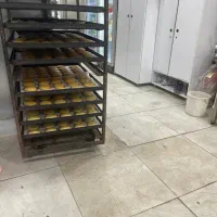 استاد کار ماهر شیرینی خامه ای