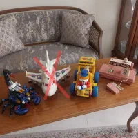 تعدادی عروسک و اسباب بازی