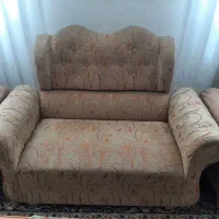 یک دست مبل راحتی همراه میز