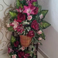 گل ب همراه سبد چوبی