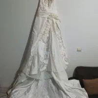 لباس عروس مدل قدیمی اما قشنگه دنباله دار هستش|لباس|کرج, حصارک بالا|دیوار