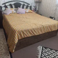 تخت دو نفره با پا تختی و میزکامپیوتر یا اداری بزرگ
