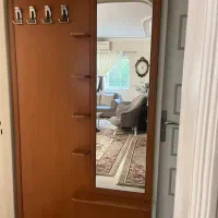 آینه و آویز لباس