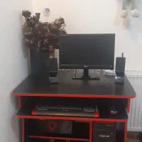 کامپیوتر به همراه میز و کلیه لوازم و اسپیکر