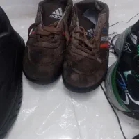 سه جفت کفش به رنگهای مشکی وقهوه ای لجنی وسبزمشکی