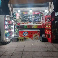 فروشنده و کارگر دکه