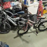 سه عدد دوچرخه یکی دخترانه اون دوتا پسرانا