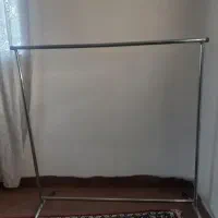 تعداد زیادی چوب لباسی و سی عدد رگال فلزی