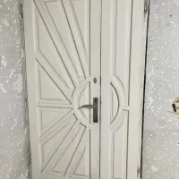 درب ورودی آپارتمان همراه با قفل و دستگیره