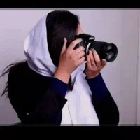 خانم برای عکاسی