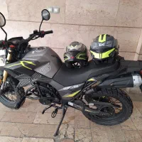 هاسکی ۲۲۵جهانرو 1403همراه با یک جفت کلاه ست موتور