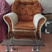 مبل راحتی ۷نفره  ۳عدد جلومبلی شیشه‌ای  تمیز