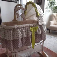 تخت کنار مادر و گهواره کودک خارجی در حد نو