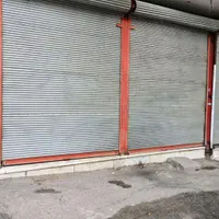 مغازه تجاری بر خیابان اصلی