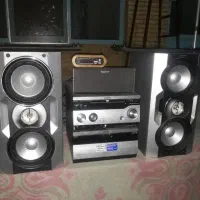 تعدادی رادیو ضبط قدیمی. م خاتمی