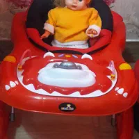 روروک و صندلی غذا و آغوشی قرمز