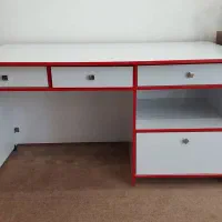 میز اداری سالم و تمیز با صندلی چرخدار