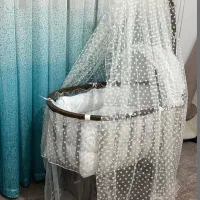 تخت کنار مادر گهواره شو