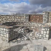 سنگ چینی و سنگ فرش انجام میشود