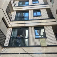 2تراس دارد همش پنجره ست اصیل نشینه.  شیرخورشیده