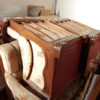 دو دست مبل قدیمی ب فروش می‌رسد