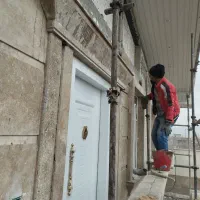 به دونفرشاگرد برای کاردرسنگ کاری