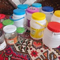 تعدادی دبه و شیشه مربا و رب و..