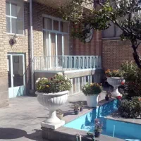 ویلائی 380 متر شمالی حاشیه 18 متر با 8 سقف پروانه