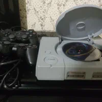 یه دستگاه پلی استیشن با دو دسته سالم درحدنو