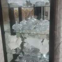 بوفه با تمام ظرف های داخل