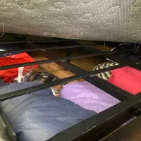 کفی تخت جکدار در حد نو و سرویس تخت و دراور