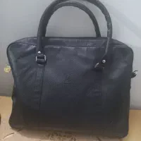 تعدادی کیف دستی و رودوشی
