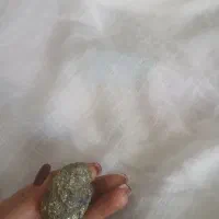 یک سنگی توش طلا داره گذاشتم برای فروش