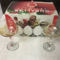 یک دست بستنی خوری شیک وآکبند مناسب پذیرایی