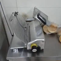 اسلایسر کالباس بر اوماس ایتالیا
