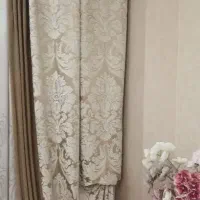والان و مخمل کنار پرده