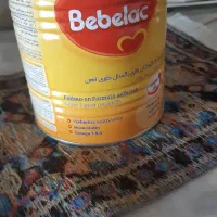 تعدادی قوطی شیر خشک