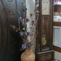 ساعت ایستاده و گلدان