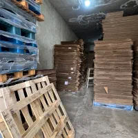 شاگرد در کارگاه کارتن سازی
