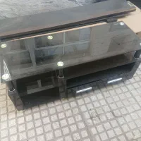 میز تلویزیون شیشه ای سالم وتخت چوبی دونفره سالم
