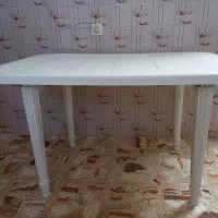 میز پلاستیکی