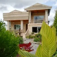 ویلا-دوبلکس-نما-کلاسیک-سقف-چوبکاری-حیاط-گلکاری