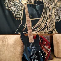 گیتار بیس باس در حد نو