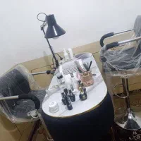 میز و صندلی همراه با وسایل ناخن کاری