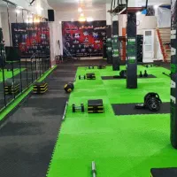 همکاری مربی بازی ورزش کودکان