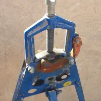 گیره لوله کشی قدیمی صحرایی گاز آب سه پایه دار