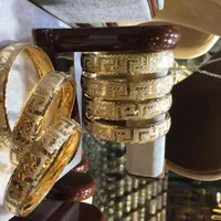 نیم پهن مدل ورساچ|جواهرات|کاشان, بازار کاشان|دیوار