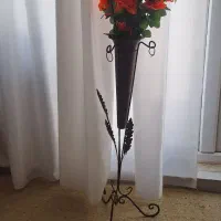 یک عدد گلدان وگل زیبا