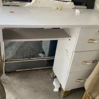 میز ناخن با چند وسایل کاربردی ناخن