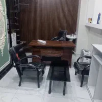 میز وسط ودوتا صندلی درحدنو
